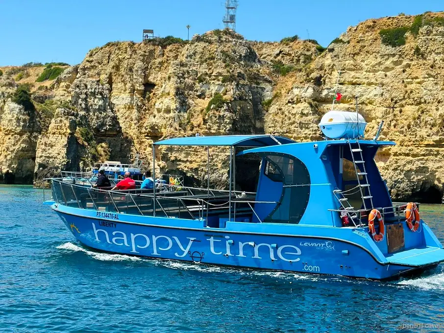 Catamarã Liberty a partir da Marina de Lagos no passeio às Grutas de Benagil