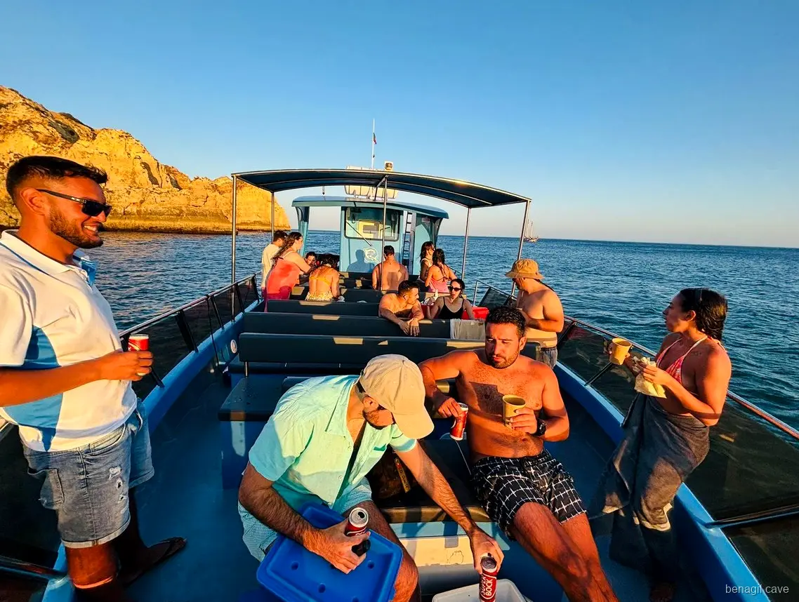 Farol de Alfanzina visto na rota do catamarã de Lagos às Grutas de Benagil