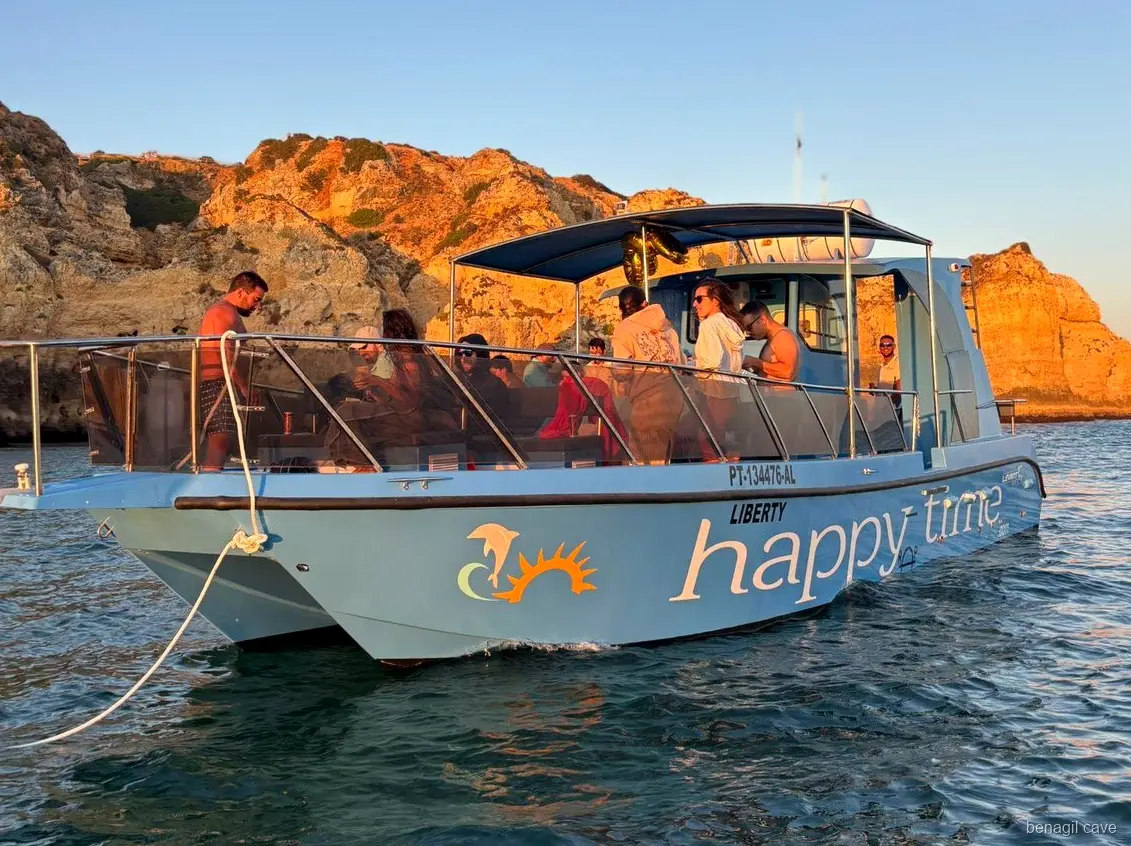 Algar de Benagil visto a partir do catamarã em família saído de Lagos