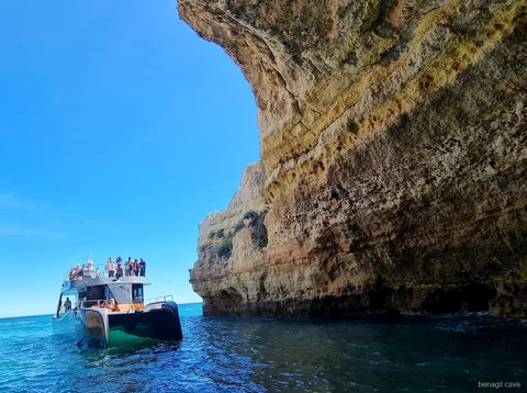 Catamarã a partir da Marina de Albufeira no passeio às Grutas de Benagil