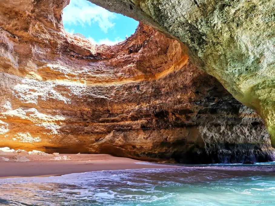 Passageiros no convés superior do catamarã de Albufeira às Grutas de Benagil
