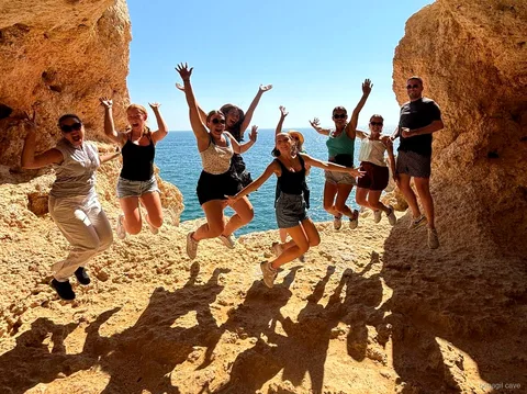 Rocha em forma de coração da Praia da Marinha vista na excursão desde Faro