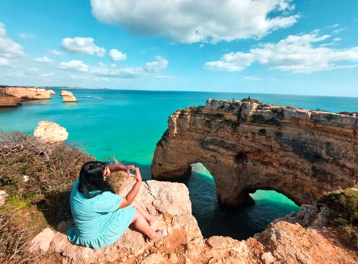 Formações rochosas do Algar Seco visitadas na excursão às Grutas de Benagil desde Faro