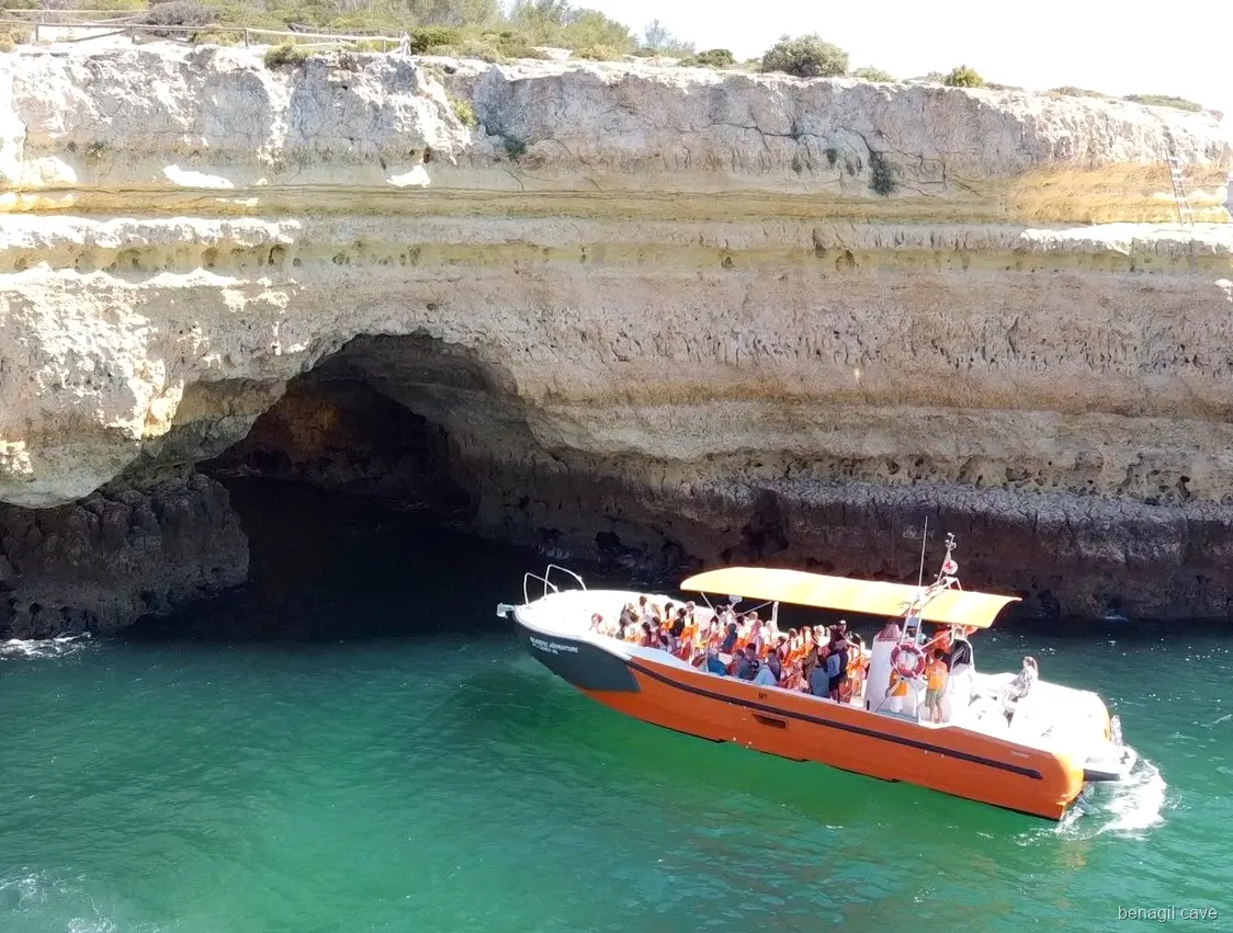 Barco de entrada na gruta a partir da Marina de Vilamoura no passeio a Benagil com golfinhos