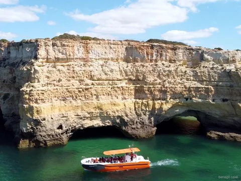 Lugares individuais garantidos no passeio às Grutas de Benagil com golfinhos