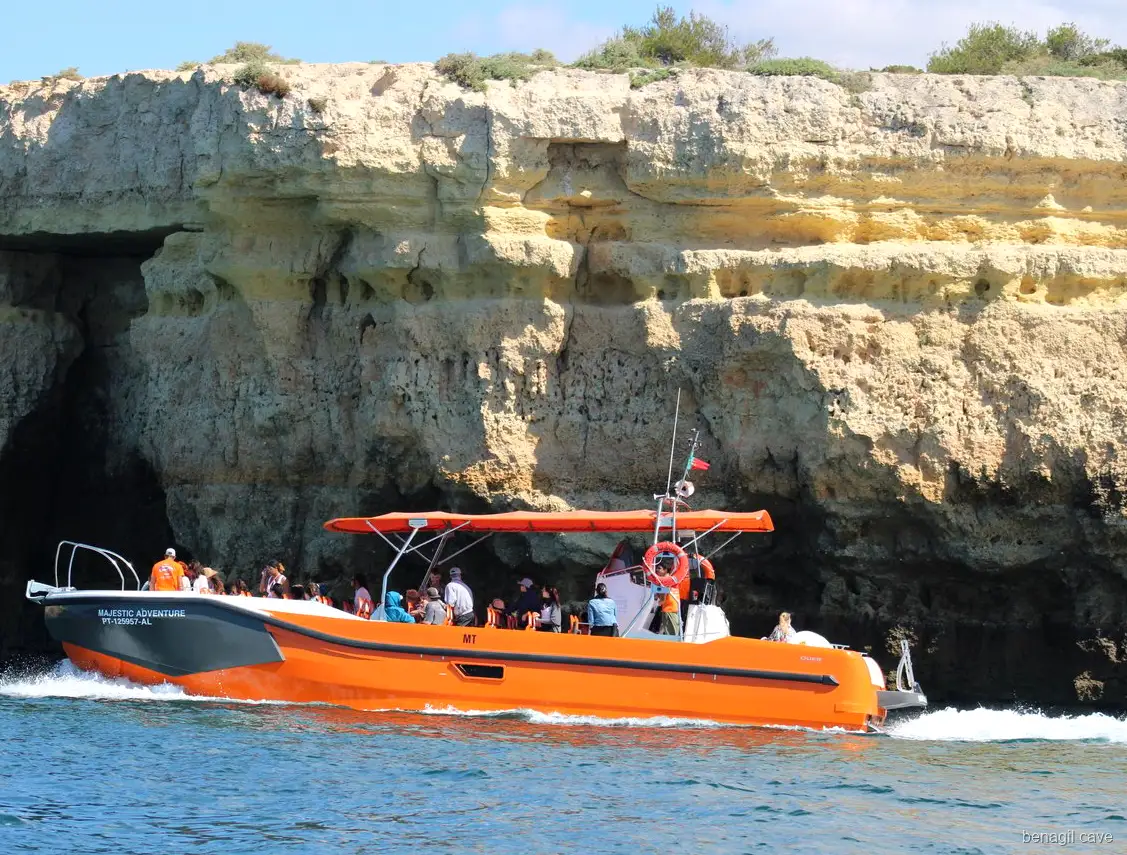 Skipper a guiar o barco em direção à Gruta de Benagil no passeio de Vilamoura