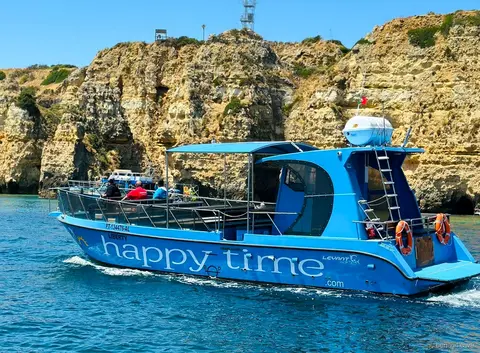 Catamaran Liberty quittant la Marina de Lagos pour la visite de la grotte de Benagil