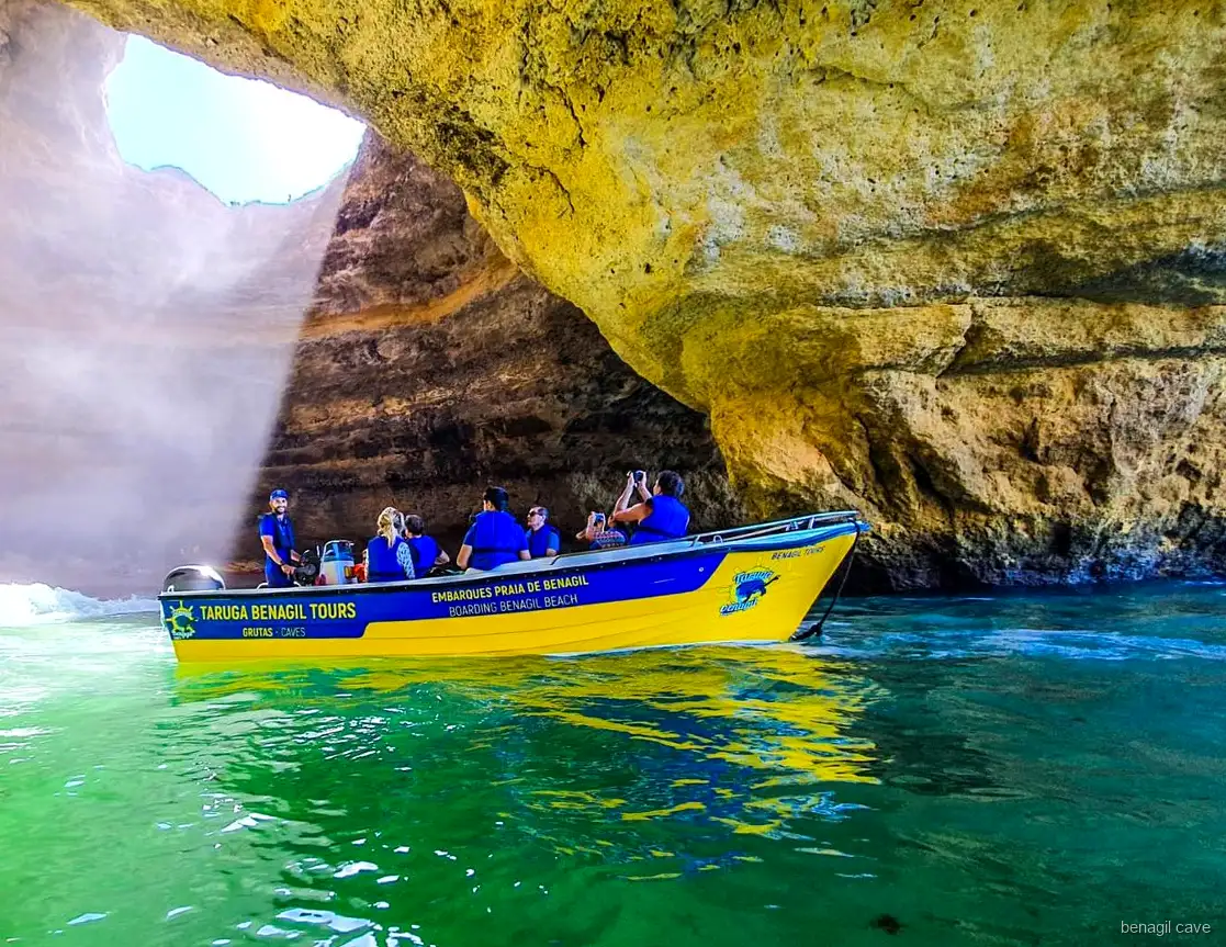 Barco a partir da Praia de Benagil no passeio rápido às Grutas de Benagil