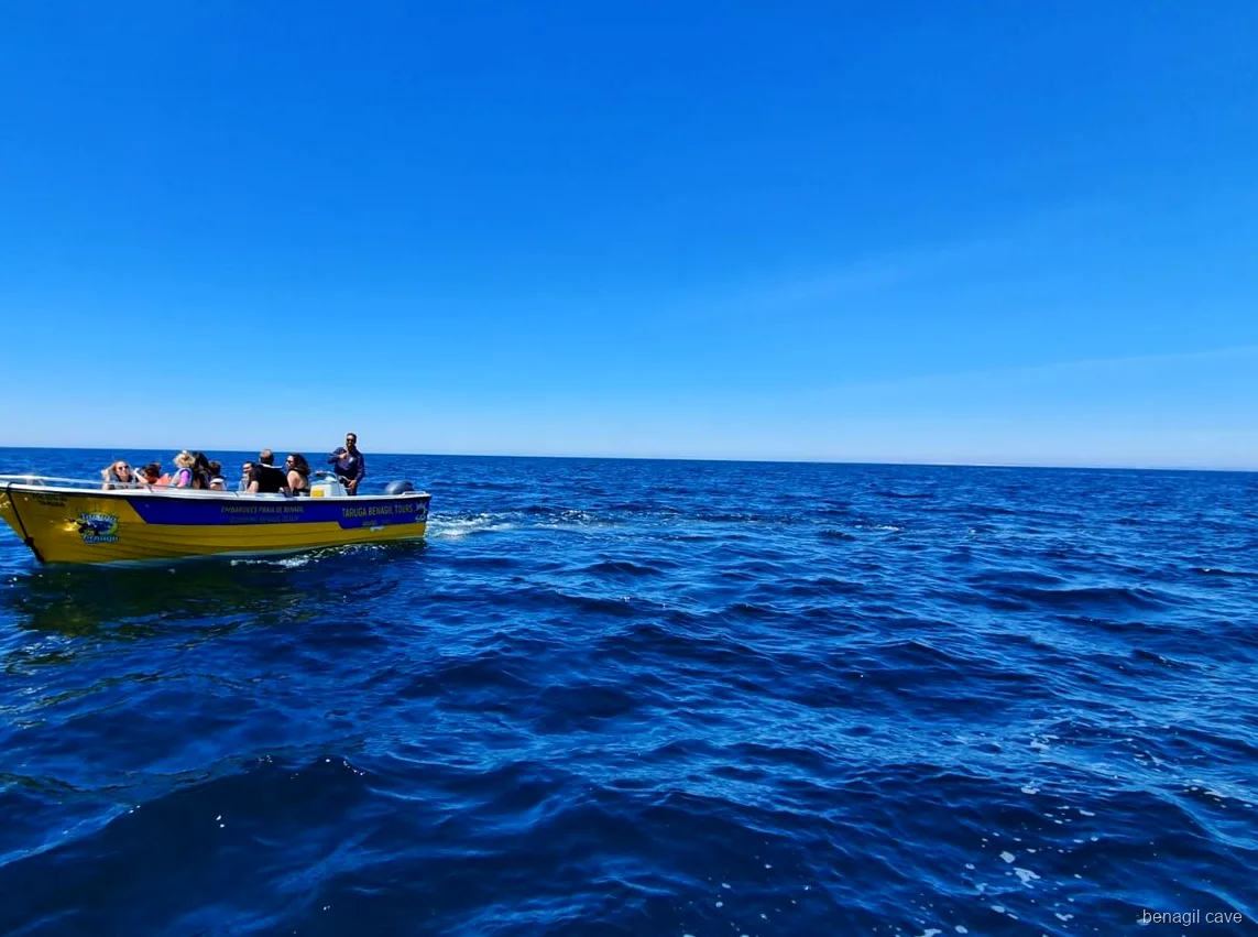 Guia e piloto a preparar o barco para o passeio rápido às Grutas de Benagil