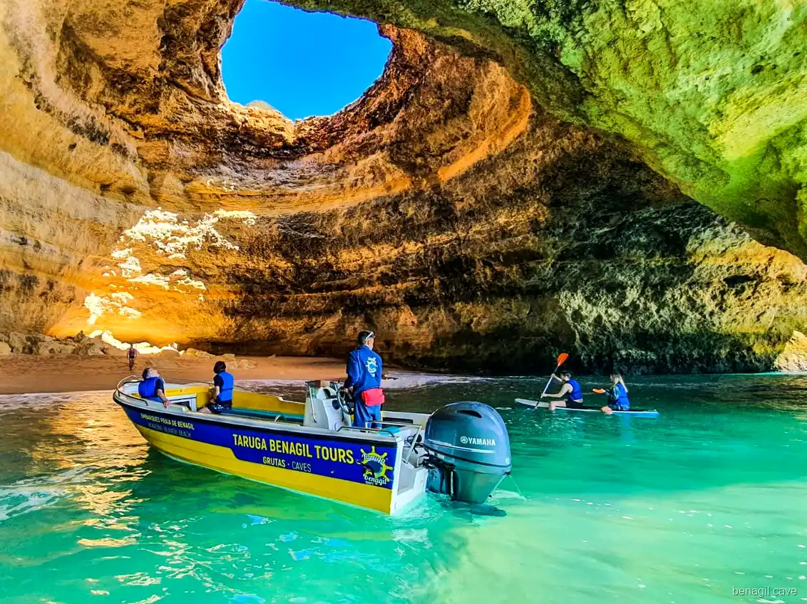 Falésias da Praia da Marinha vistas durante o passeio rápido às Grutas de Benagil