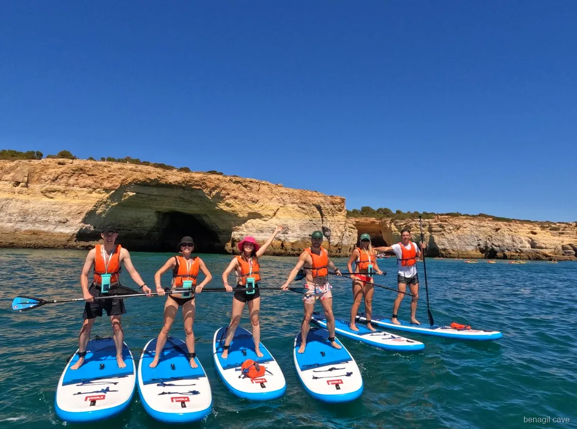 Praticante de stand up paddle a aproximar-se do Algar de Benagil no tour de SUP