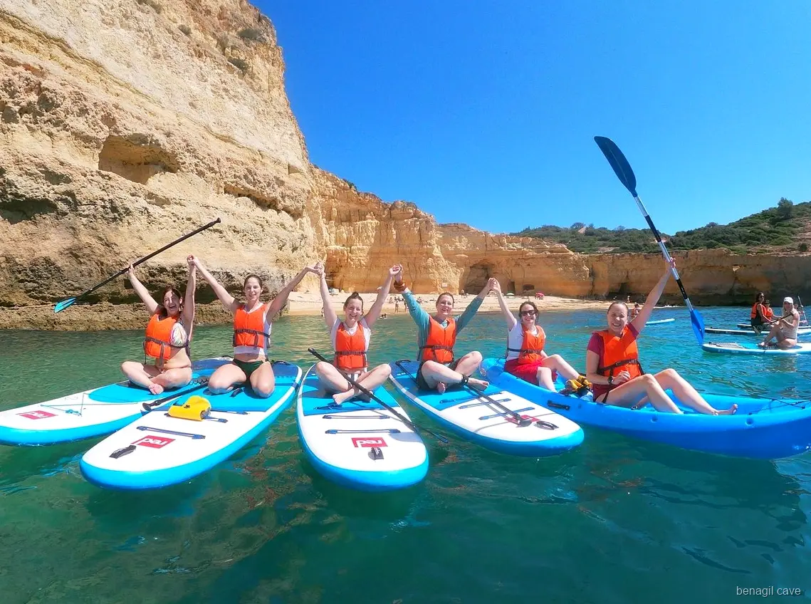 Guia a ajustar um colete antes do tour de stand up paddle às Grutas de Benagil