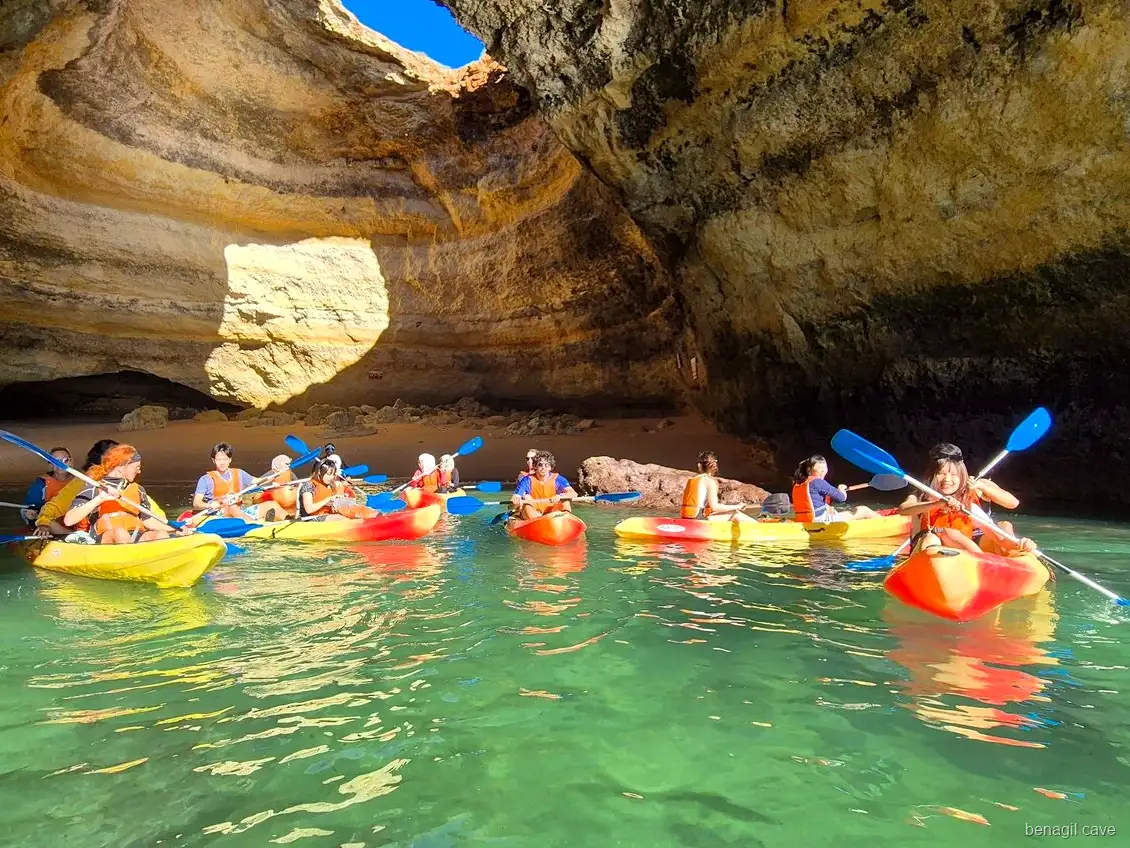 Caiaques a remar em direção ao Algar de Benagil no tour de caiaque às Grutas de Benagil
