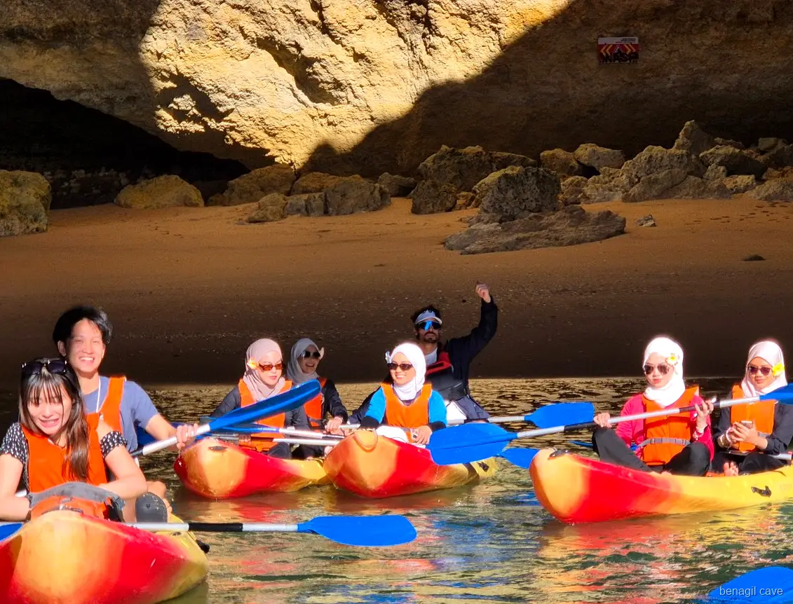 Falésias da Praia da Marinha vistas de caiaque no tour às Grutas de Benagil